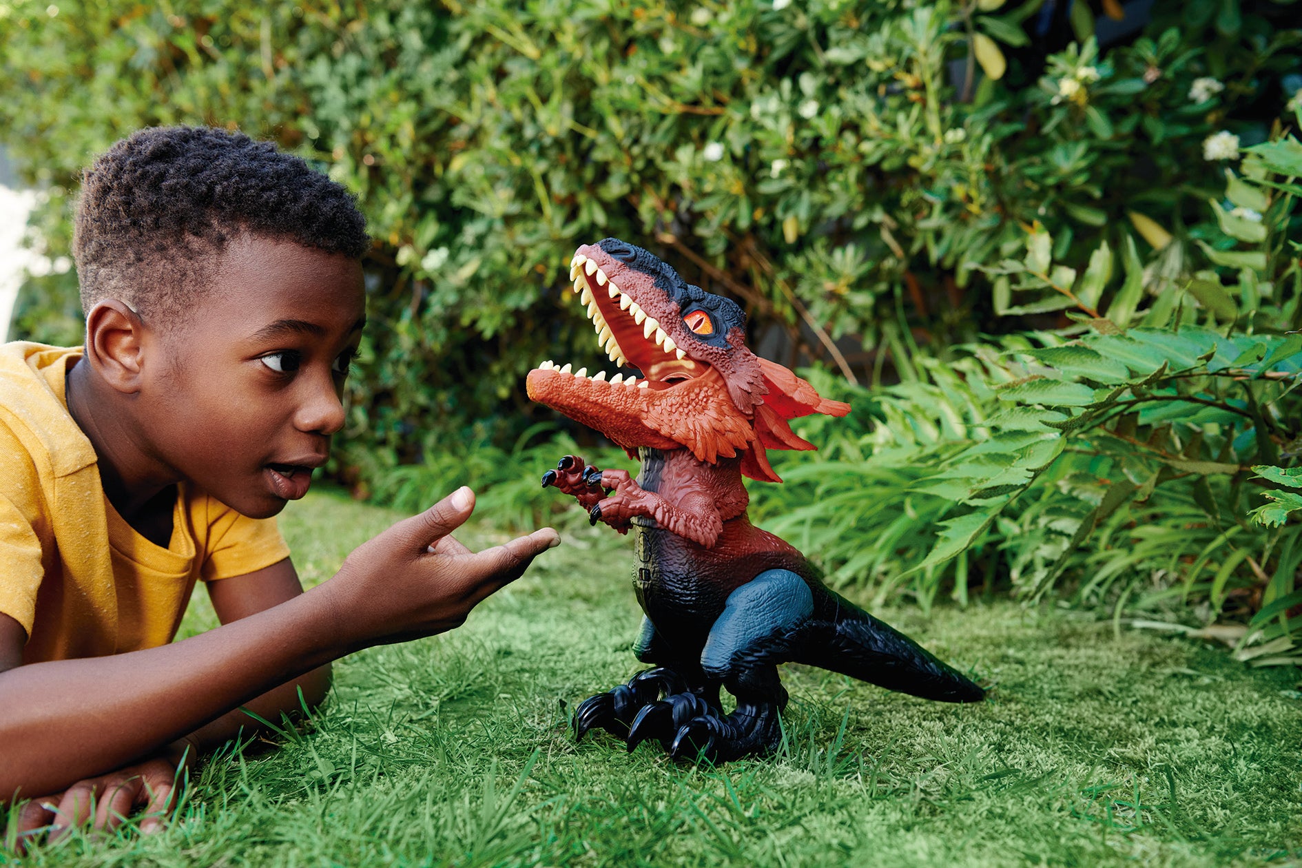 Figura mattel jurassic world dinosaurio desenjaulado en llamas