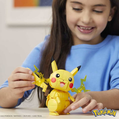 Figura mattel mega construx construye y muestra pikachu