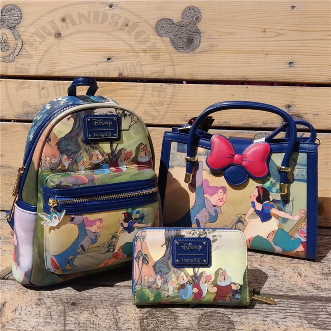 Mini mochila loungefly disney scene blancanieves y los siete enanitos