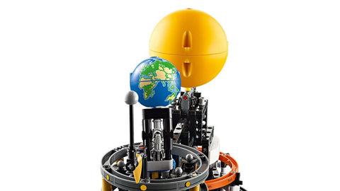 Lego technic planeta tierra y luna en órbita